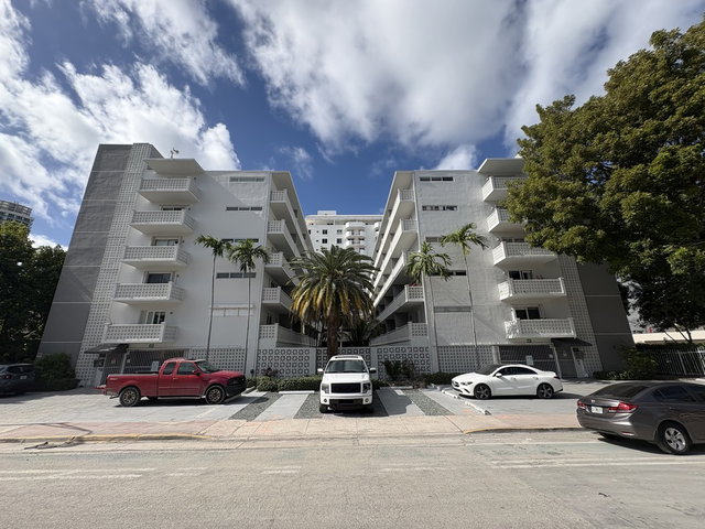 Twin Towers Condo photo 2